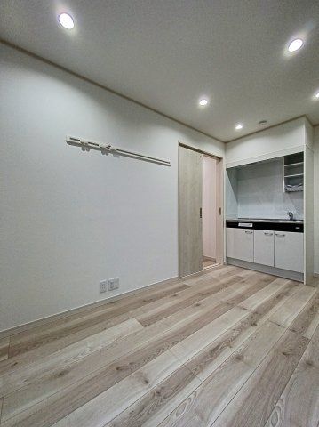 【寝室】　明るい色の床材を使用したお部屋です。