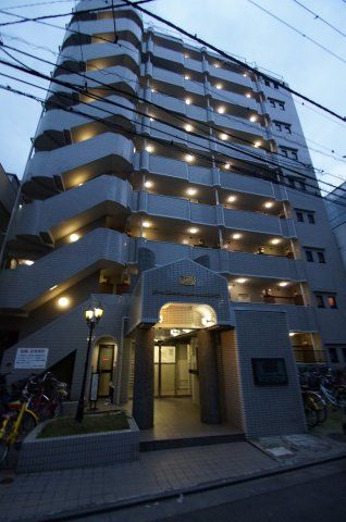 【建物外観】　JR川崎駅徒歩８分の立地です。