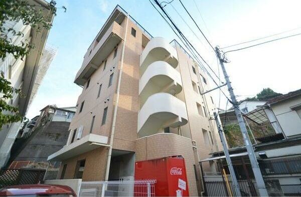 【建物外観】　京浜東北線「石川町駅」徒歩3分のマンションです。