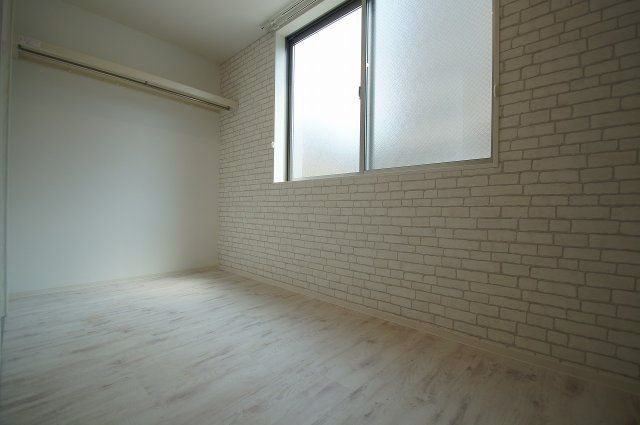 【居間・リビング】　優しい色合いの床材を使用した居住空間です。