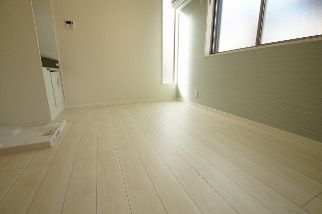 【居間・リビング】　「明るい色の床材を使用したお部屋です」