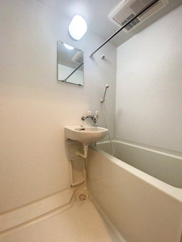 【バス】　浴室乾燥機能付きのバスルームです