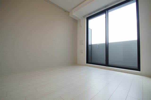 【居間・リビング】　「明るい色合いの床材を使用した居住空間」