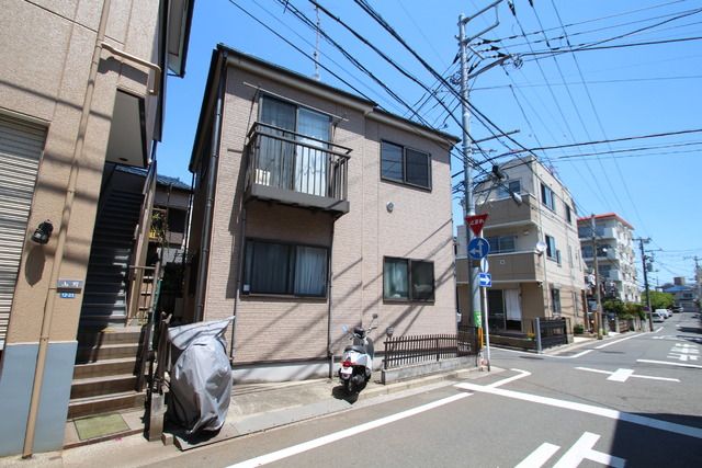 【建物外観】　京浜東北線「鶴見駅」徒歩10分のアパートです。
