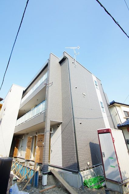【建物外観】　東海道線「川崎駅」バス8分のマンションです。