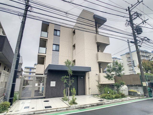 【建物外観】　京急本線「鶴見市場駅」徒歩7分のマンションです。