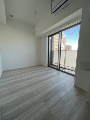 【居間・リビング】　明るい色の床材を使用したお部屋です。