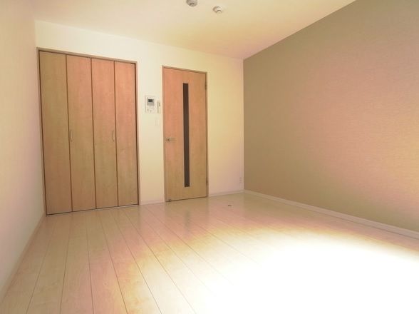 【寝室】　明るい色の床材を使用したお部屋です。