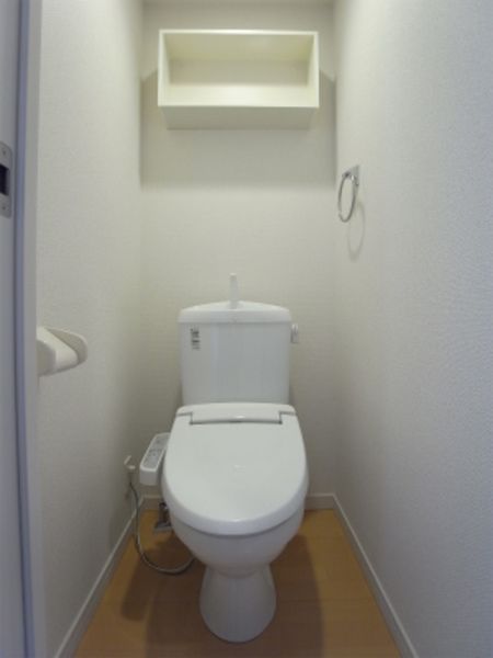 【トイレ】　「上部に棚があって便利です」