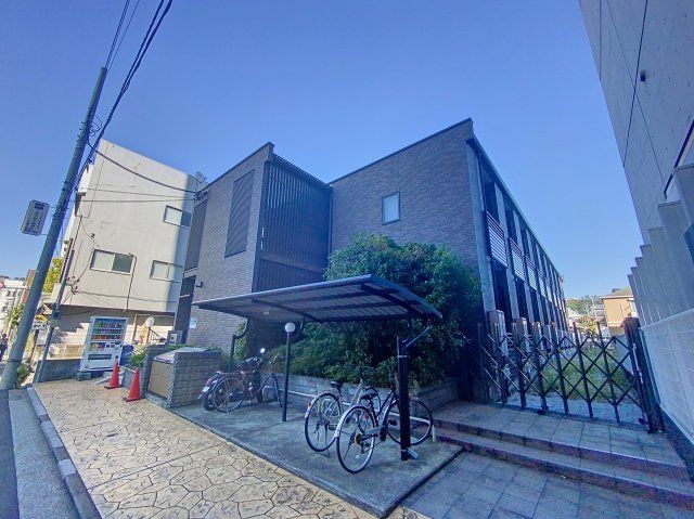 【建物外観】　上大岡駅徒歩5分の駅近アパートです。