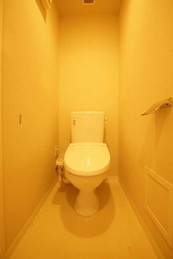 【トイレ】　温水洗浄便座つきトイレ