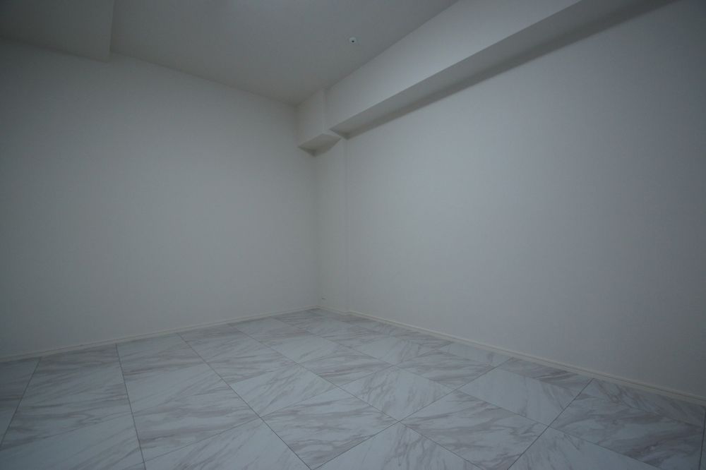 【寝室】　優しい色合いの床材を使用した居住空間です。