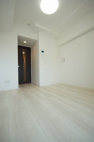 【寝室】　落ち着いた色の床材を使用したお部屋です