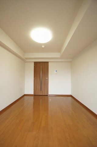 【寝室】　落ち着いた色合いの床材を使用した居住空間です。