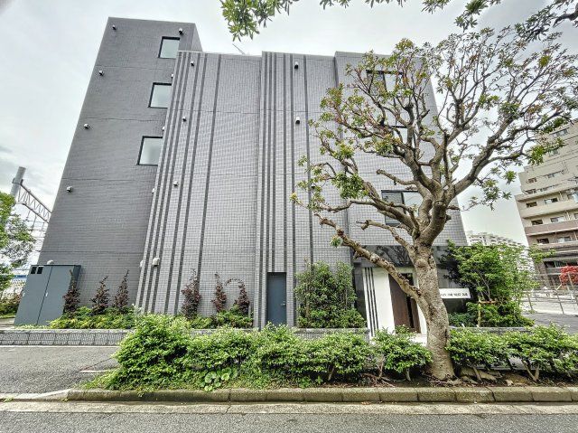 【建物外観】　京急本線「八丁畷駅」徒歩8分の新築マンションです。