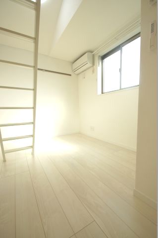 【居間・リビング】　優しい色合いの床材を使用した居住空間