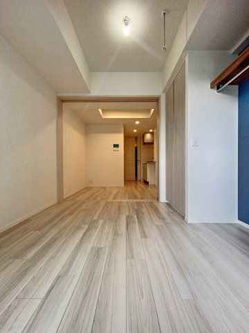 【寝室】　清潔感あふれる床材を使用した居室です  