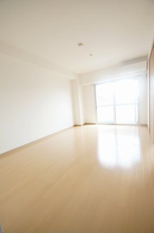 【居間・リビング】　落ち着いた色合いの床材を使用した居住空間