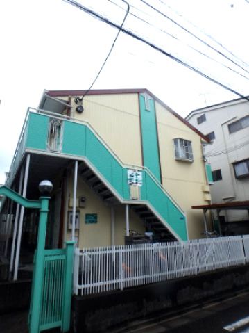 【建物外観】　京急大師線「東門前」駅より徒歩10分のアパートです。