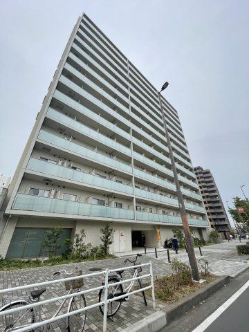 【建物外観】　京浜急行本線「川崎駅」徒歩10分のマンションです。
