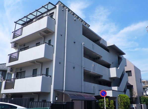 【建物外観】　京浜急行線「鶴見市場」駅より徒歩5分のマンションです。