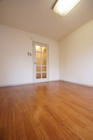 【寝室】　落ち着いた色合いの床材を使用した居室空間です