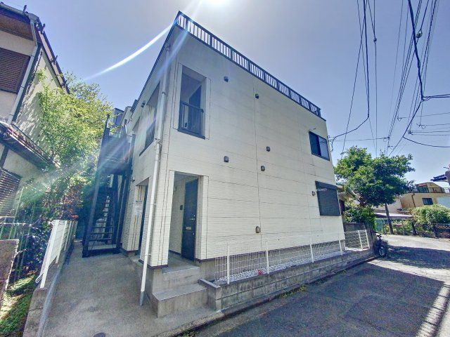 【建物外観】　JR東海道線「横浜」駅より徒歩圏内の築浅アパートです。