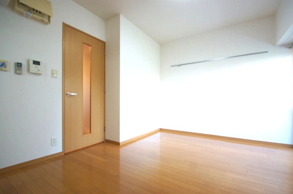 【寝室】　「清潔感溢れる床材を使用した居室」