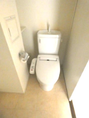 【トイレ】　温水洗浄便座つきトイレです。