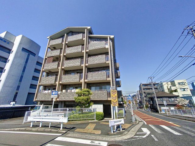 【建物外観】　横浜駅徒歩圏内のマンションです。 