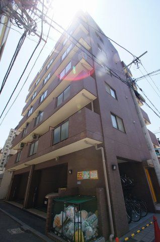 【建物外観】　横浜駅東口から徒歩４分の駅近マンションです。