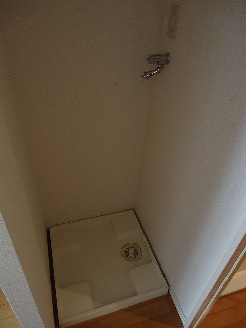 【その他設備】　防水パン付きの室内洗濯機置場