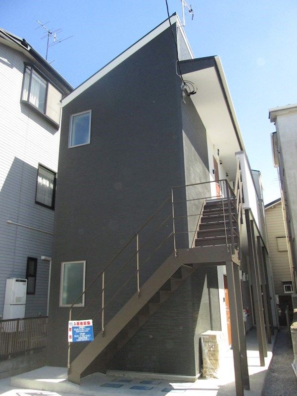 【建物外観】　京急大師線「川崎大師駅」徒歩12分のアパートです。