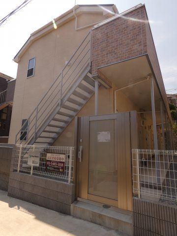 【建物外観】　京浜東北線「山手駅」徒歩6分のアパートです。