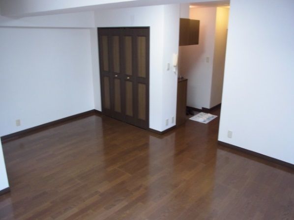 【居室・リビング】　落ち着いた色合いの床材を使用した居室空間です