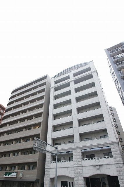 【建物外観】　京浜東北線「鶴見駅」徒歩4のマンションです。