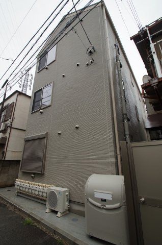 【建物外観】　京浜東北線「雑色」駅より徒歩7分の築浅アパートです