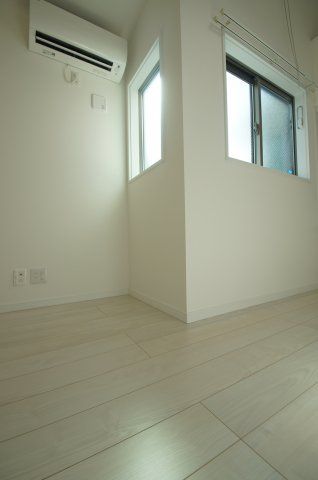 【居間・リビング】　明るい色合いの床材を使用した居室空間です