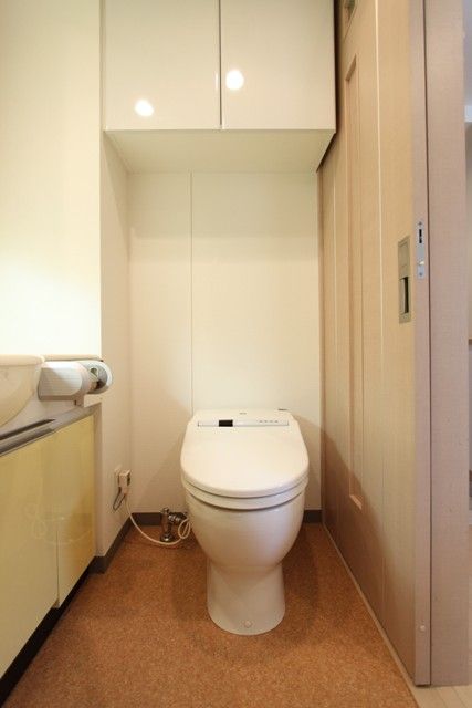 【トイレ】　温水洗浄便座付きトイレです。