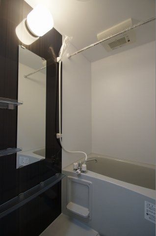 【バス】　浴室乾燥機能付きのバスルームです