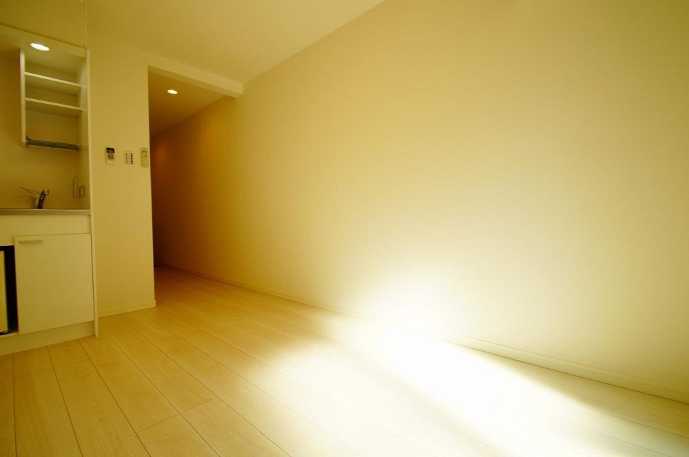 【寝室】　「明るい色の床材を使用したお部屋です」