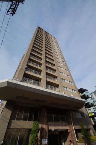 【建物外観】　横浜駅徒歩４分、地上２１階、地下１階のタワーマンションです。