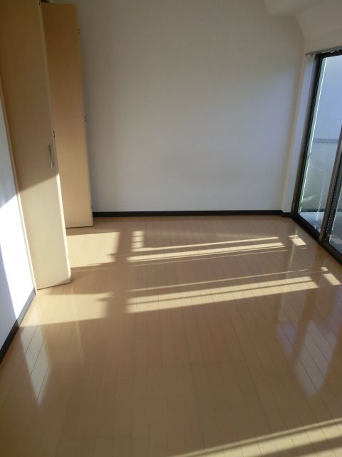 【居間・リビング】　「落ち着いた色合いの床材を使用した居住空間」