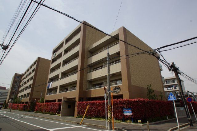 【建物外観】　JR京浜東北線「鶴見駅」徒歩圏内のマンションです。