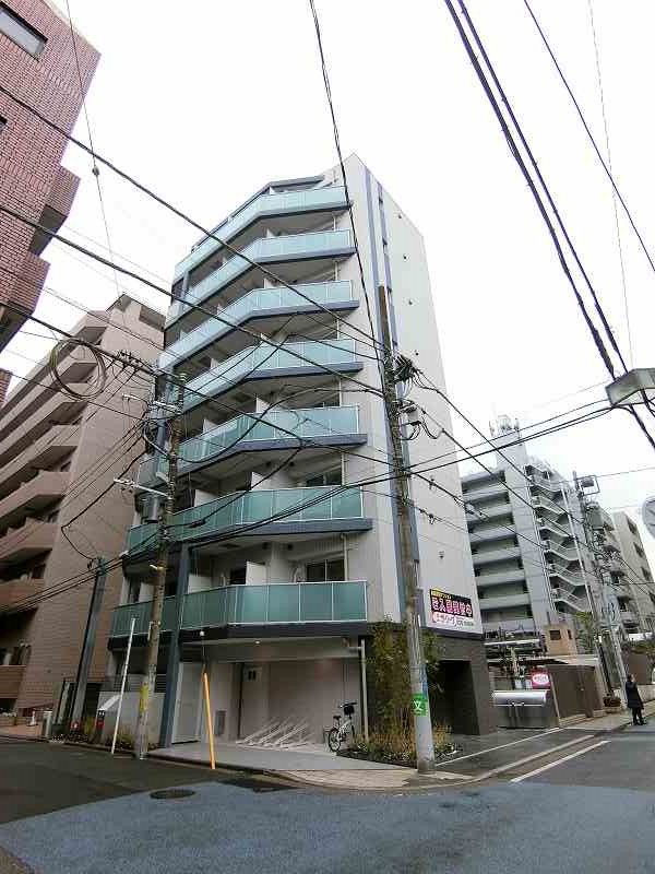 【建物外観】　「横浜駅」徒歩８分の駅近マンションです。