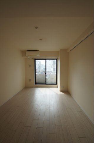 【居間・リビング】　「白色色の床材を使用したお部屋です」
