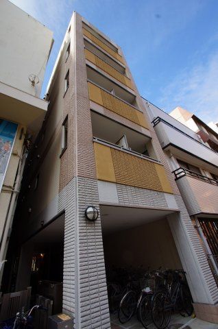 【建物外観】　川崎駅西口から徒歩５分のマンションになります。