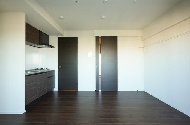 【居間・リビング】　清潔感あふれる床材を使用した居室です 