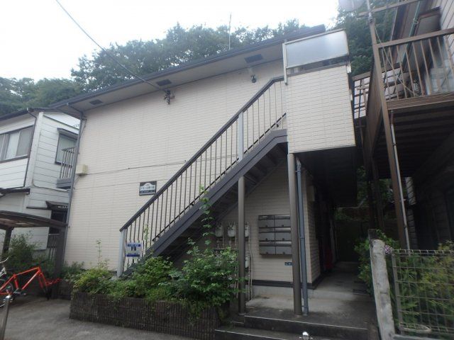 【建物外観】　JR横須賀線「新川崎」駅より徒歩10分のアパートです。