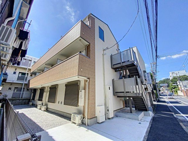 【建物外観】　京浜東北線「鶴見駅」徒歩10分の新築アパートです。
